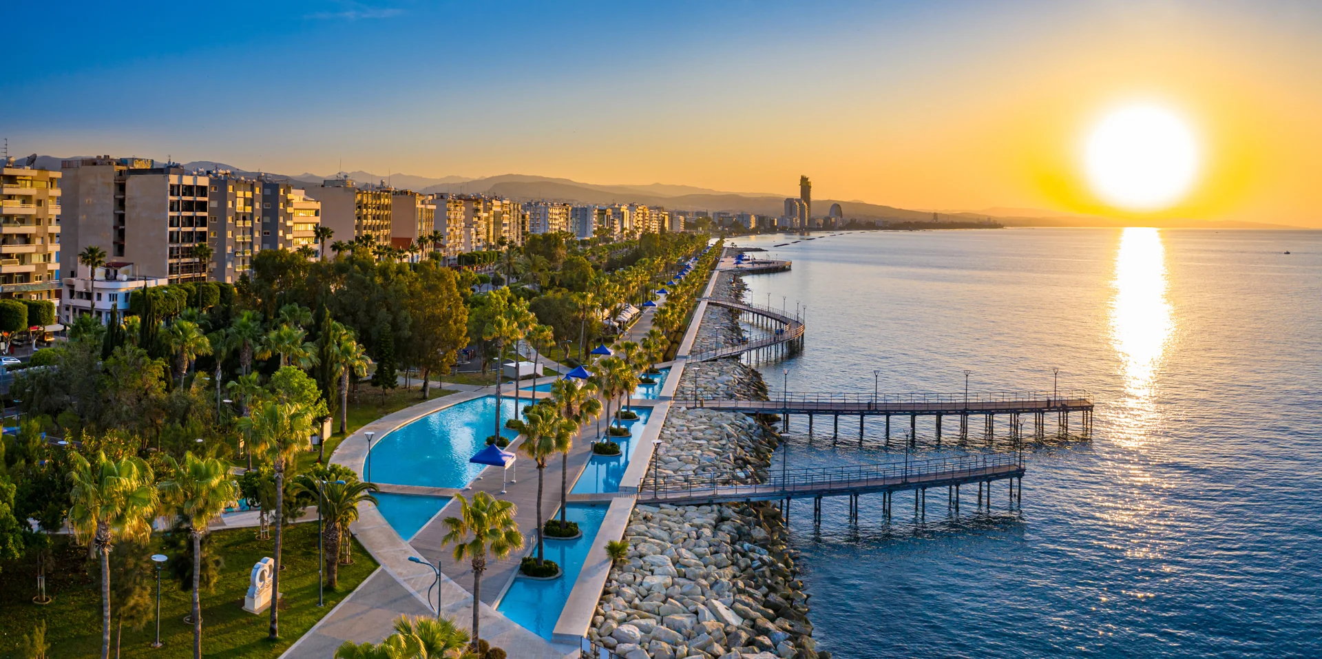 Uferpromenade von Limassol bei Sonnenuntergang