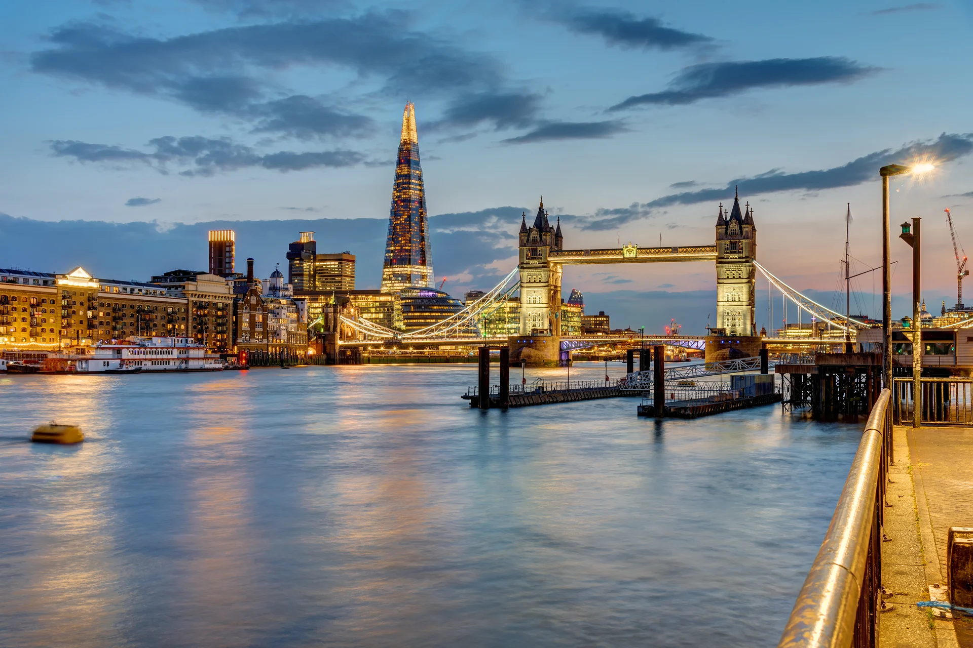 Tower Bridge und die Themse in London nach Sonnenuntergang