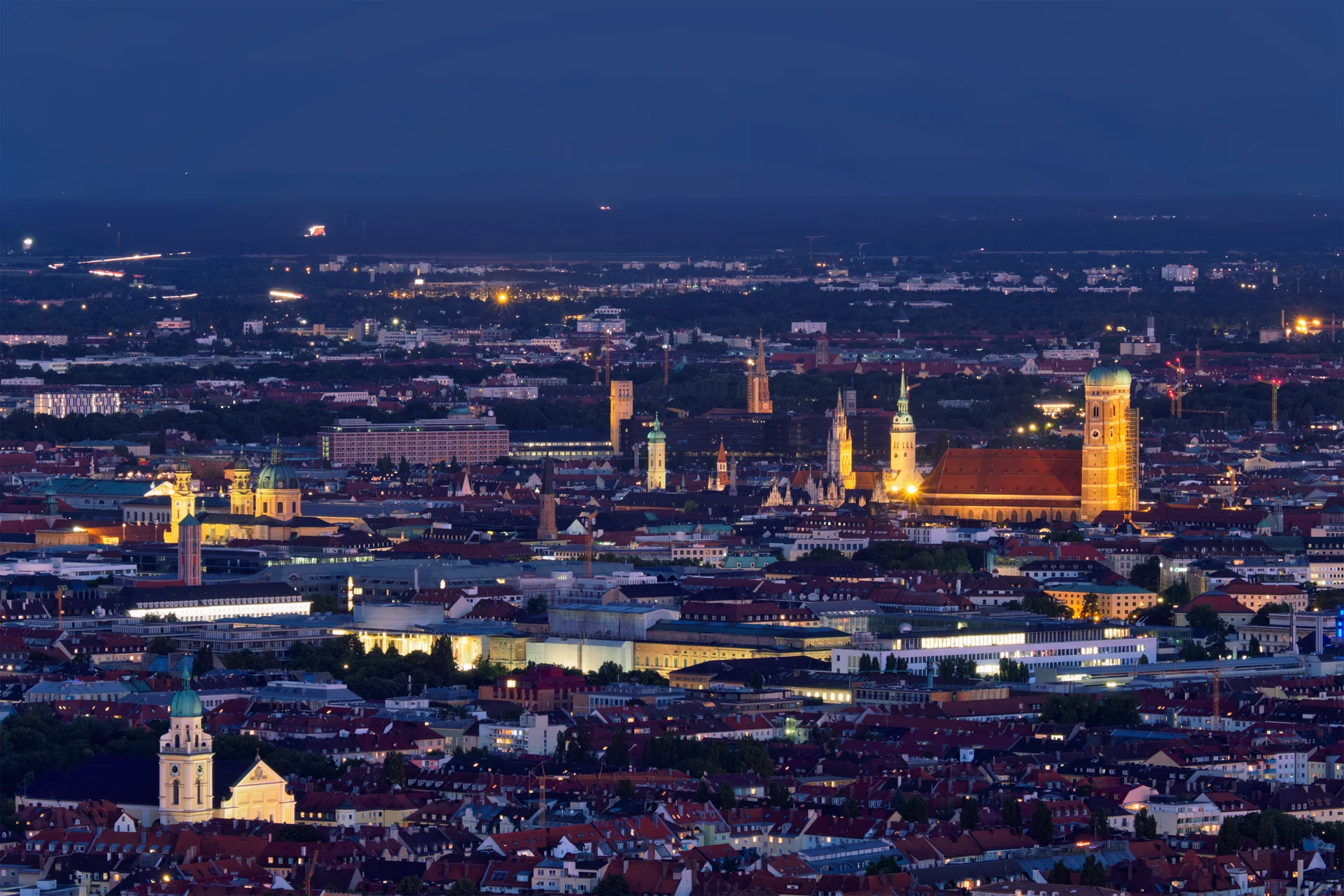 Nächtliche Luftaufnahme von München