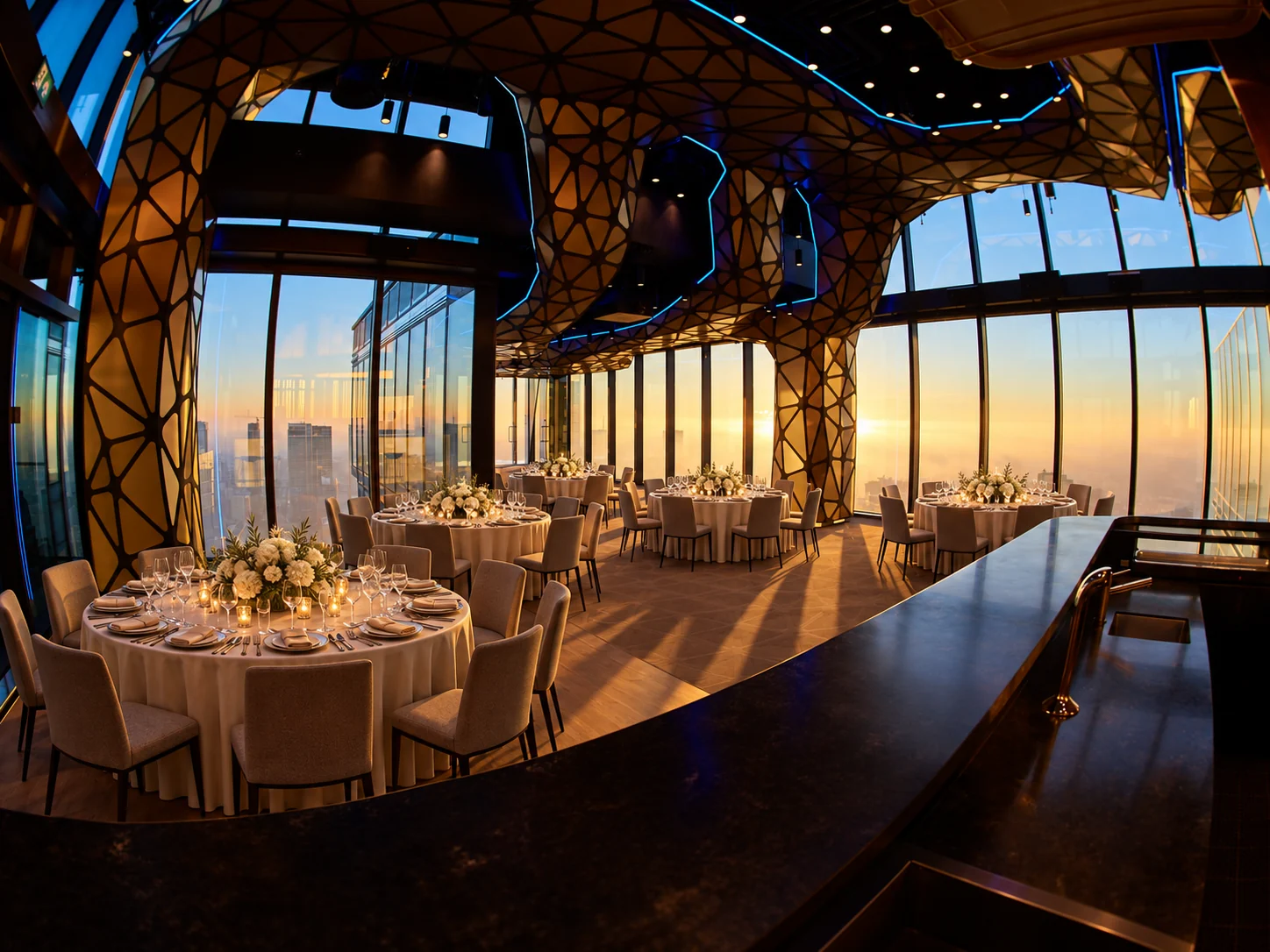 Festlich gedeckte Tische im Skyfall Warsaw mit Blick auf die Stadt bei Sonnenuntergang